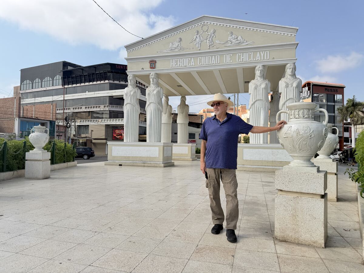 Stan Herd at a monument in Chiclayo